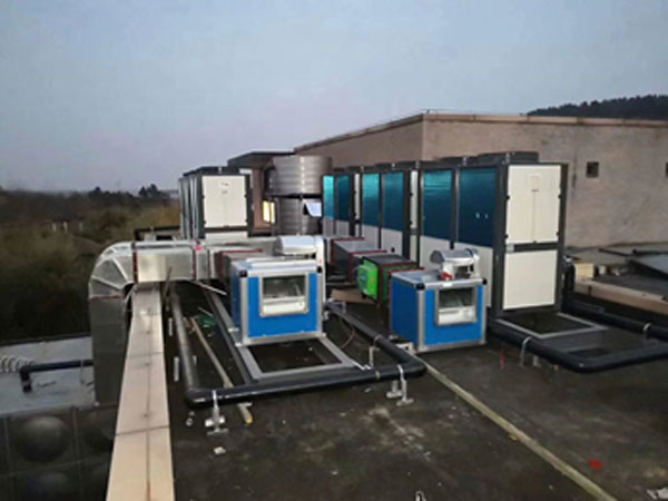 億家人空氣源熱泵成酒店室外溫泉泡池的標(biāo)配