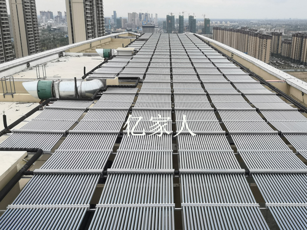 億家人太陽(yáng)能熱水系統(tǒng)和蒸汽結(jié)合給反應(yīng)釜加熱