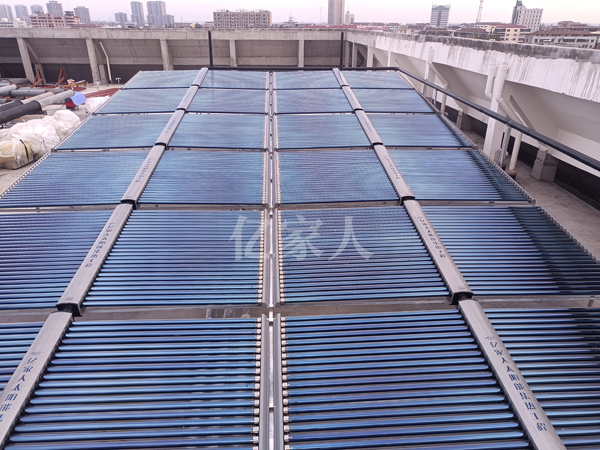 武漢中醫(yī)院安裝億家人空氣能加太陽能熱水系統(tǒng)