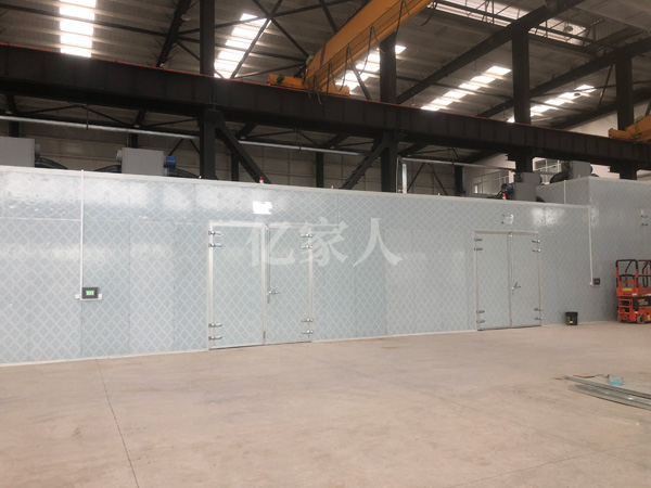 熱泵冷熱一體機(jī)應(yīng)用在光伏板膠水貼合恒溫固化房