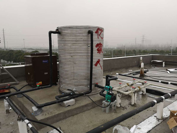 常州北站員工浴室安裝空氣源熱水器設(shè)備